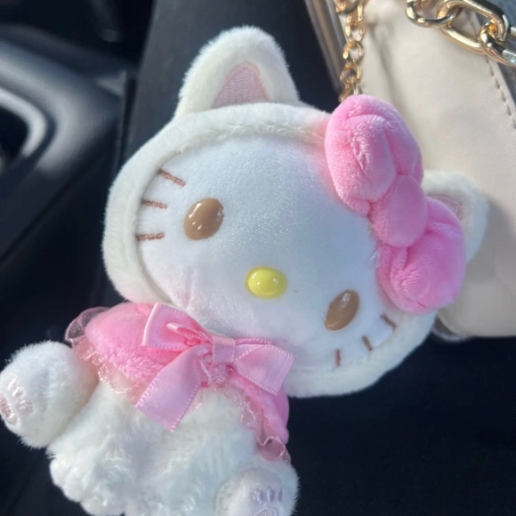 Hello Kitty Plush Keychain - Picture 2 of 2
